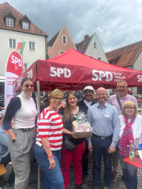 Gastgeschenk für Landesvorsitzende Ronja Endres