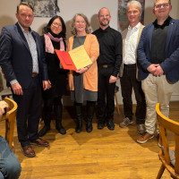 Oberbürgermeister Jens Meyer, die Leitungen der Teelefonseelsorge Nadine Röckl-Wolfrum und Hannelore Haberzett, Stadtverbandsvorsitzender Christopher Birner, Stadtrat und Initiator Dr. Matthias Loew, Bundestagskandidat Gregor Forster